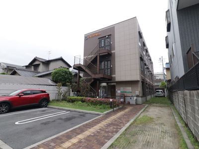 明るい建物の外観