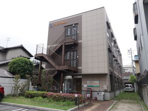 茶色の建物の外観