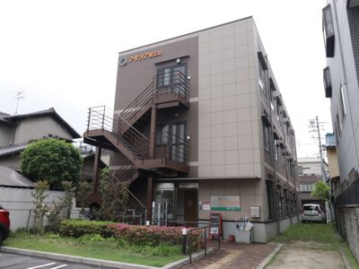 茶色の建物の外観