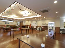 広々とした明るい食堂