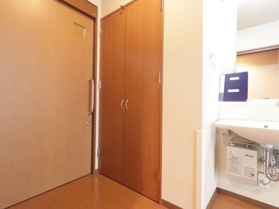 居室の入口と洗面台