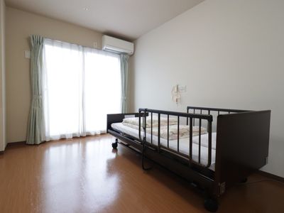 明るい居室の一角