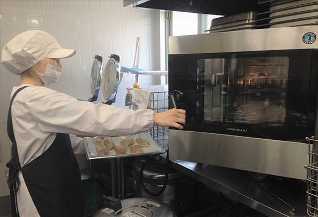 スタッフが調理中の様子