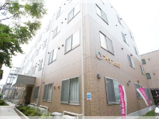 白い外壁の建物外観