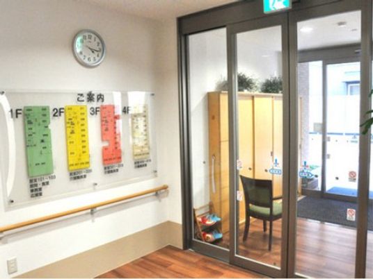 明るい廊下と掲示物