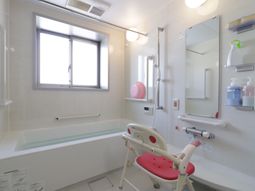 清潔なバリアフリー浴室