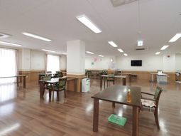 広々とした明るい食堂