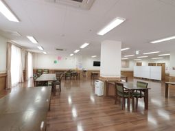 広々とした明るい食堂