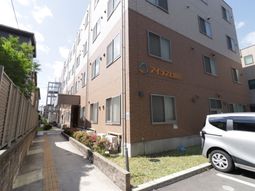 明るい日差しの外観