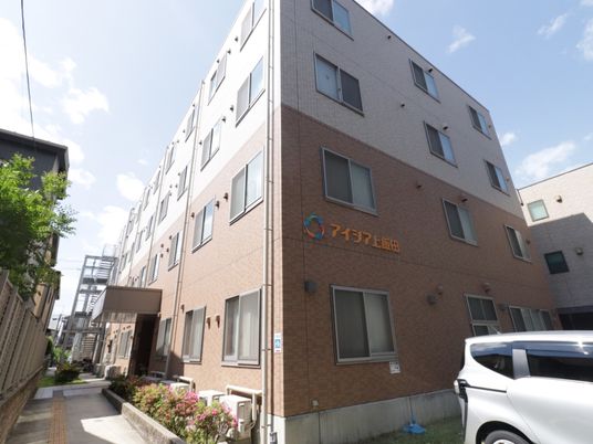 多階層の建物の外観