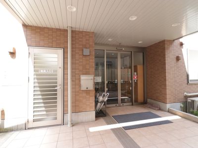 エントランスの日差し溢れる場所
