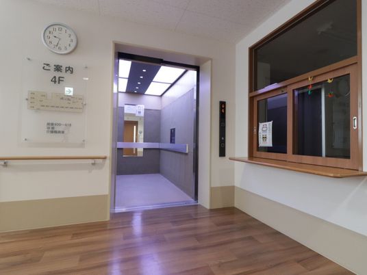 清潔な廊下と掲示物