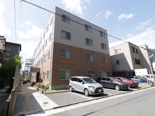 明るい日差しの施設外観