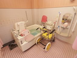 手すり付き浴室設備