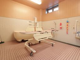 清潔なバリアフリー浴室