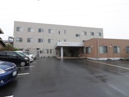 広々とした施設の外観