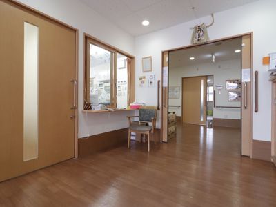 廊下に見える木のドアと窓