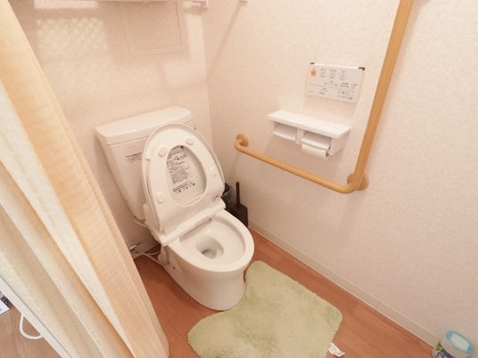 バリアフリー設計のトイレ
