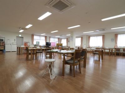 広々とした明るい食堂