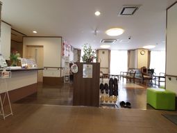 明るいロビーの様子