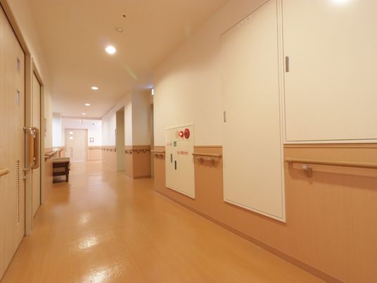 明るく清潔感のある廊下