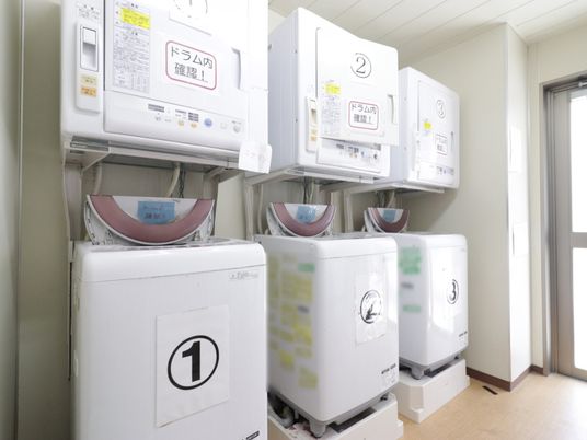 洗濯機が並ぶ洗濯室