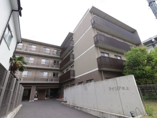 多階層の施設外観