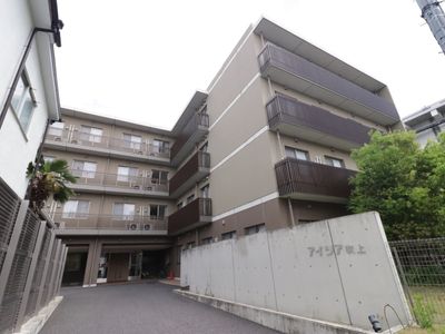多階層の施設外観