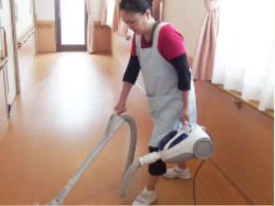 廊下で清掃する人