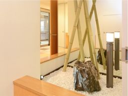 中庭のシンプルな装飾