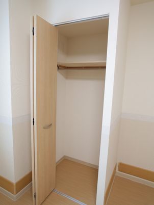 木目調のシンプルなクローゼット