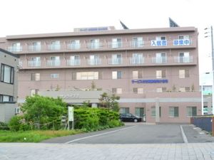 明るい施設の外観