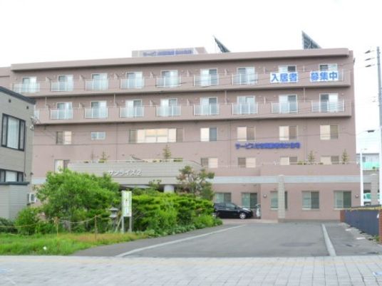 明るい施設の外観