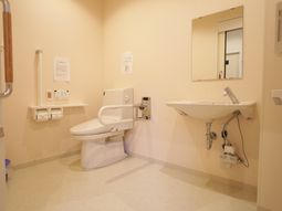 バリアフリー対応のトイレ空間