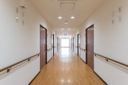 清潔感ある明るい廊下