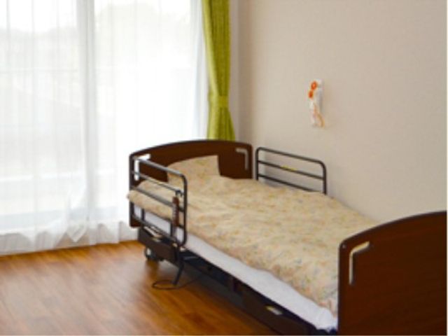居心地の良い居室 居室 日差しが優しく差し込む居室です。清潔なベッドが備わり、落ち着いた空間が広がっています。