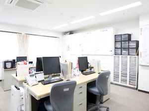 整頓されたオフィススペース