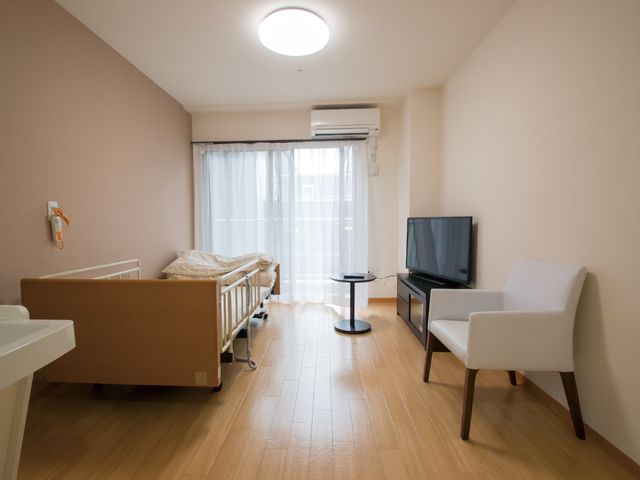 清潔感のある居室 居室 床の明るい木目調とゆとりあるスペースが、くつろぎの時間をサポートする居室です。自分のペースで過ごせる落ち着いた空間が整っています。