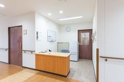 明るい受付カウンターの部屋