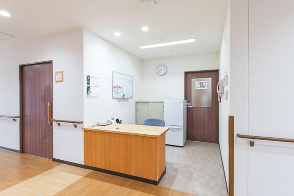 明るい受付カウンターの部屋