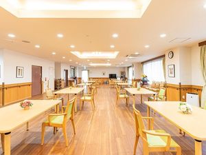 広々とした明るい食堂