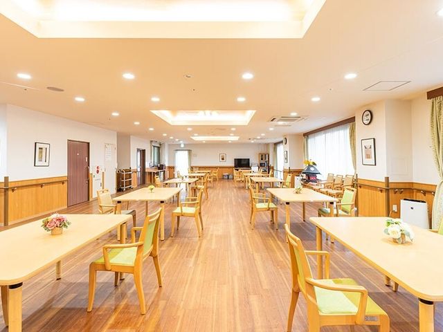広々とした明るい食堂 食堂 ゆったりとした座席配置で、くつろぎながら食事を楽しむことができる食堂です。木のぬくもりを感じさせるインテリアが、穏やかな雰囲気を醸し出しています。
