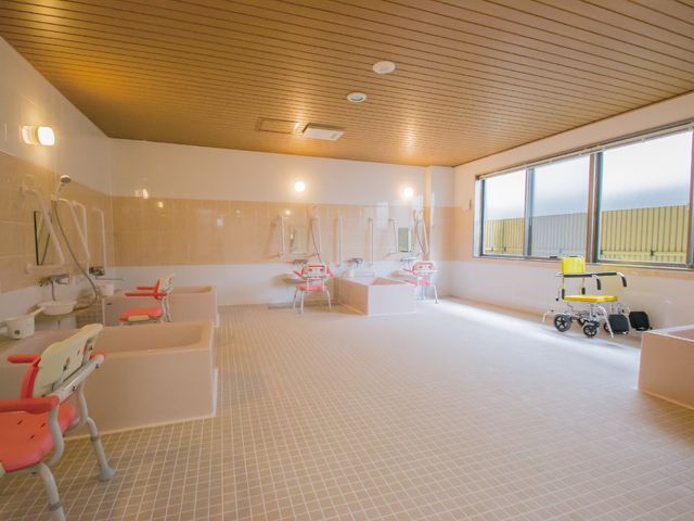 広々とした明るい浴室 浴槽 手すりや座浴椅子が整った快適な浴室です。利用者様の安全と快適な入浴をサポートする設備が充実しています。
