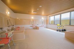 バリアフリー設計の浴室