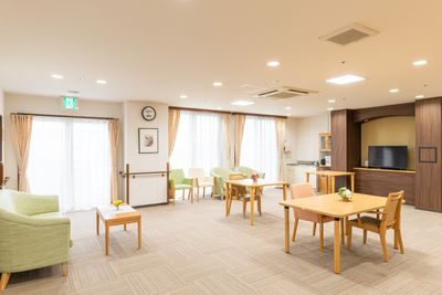 共有スペースの明るい居室