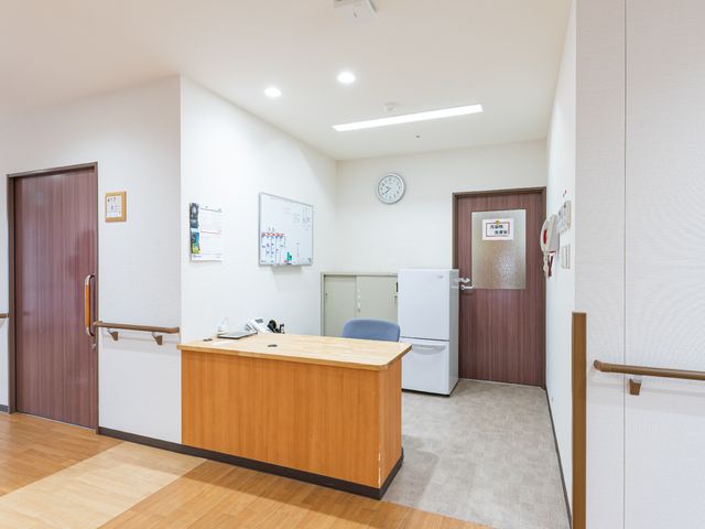 清潔感のあるフロント スタッフステーション 清潔で落ち着いた雰囲気の受付エリアです。利用者様の応対に最適な環境が整っております。