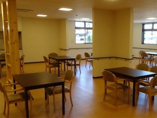 明るい空間の食堂