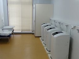 清潔な洗面台とベッド