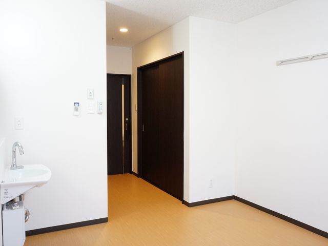 清潔な居室の一角 個室 洗練されたデザインの居室で、明るく開放的な空間が広がっており、落ち着いて業務を行える環境です。