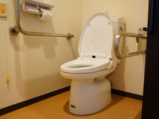 バリアフリートイレ設備 洋式トイレ 手すり付きの安全なトイレです。ご高齢の方も安心してご使用いただける工夫がされています。